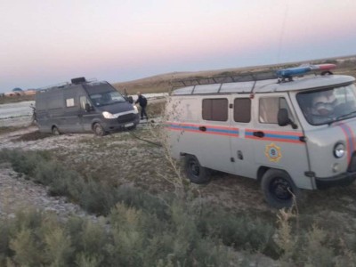 
                    Спасатели вытащили из грязи микроавтобус французских путешественников
                