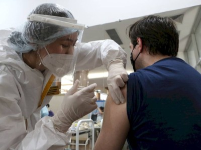 
                    Предоставление оплачиваемых отгулов после вакцинации инициировали в РФ
                