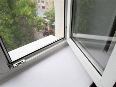 
                    Ребенок выпал из окна 12-го этажа в Алматы
                