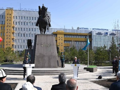 
                    Токаев и Жапаров торжественно открыли памятник Айкол Манасу в Астане
                