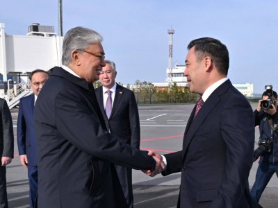 
                    Токаев встретил Жапарова у трапа самолета в Астане
                