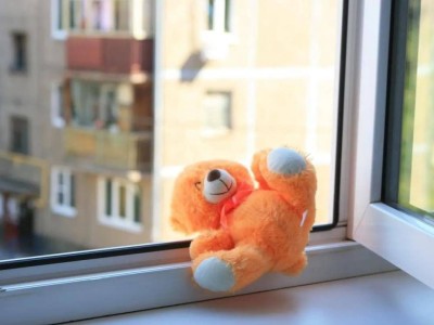 
                    Годовалый ребенок выпал из окна в Карагандинской области
                