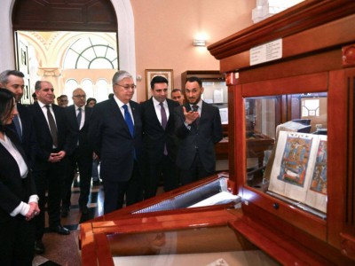
                    Токаев посетил институт древних рукописей Матенадаран
                