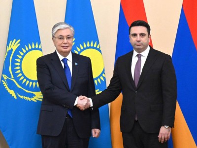 
                    Токаев провел встречу с председателем Парламента Армении
                