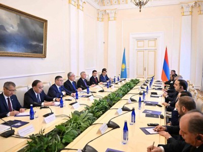 
                    Токаев и Пашинян провели переговоры в расширенном формате
                