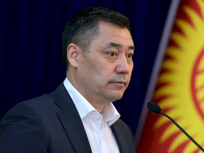 
                    Садыр Жапаров подарил часы рэперу, выступавшему на октябрьских митингах
                