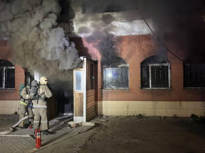 
                    Огнеборцы Семея вынесли из задымленного здания кислородные и газовые баллоны
                