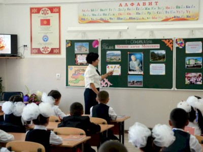 
                    Выплачивать миллион сомов учителям с 10-летним стажем хотят в Кыргызстане
                
