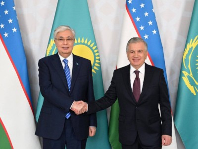 
                    Токаев провел неформальную встречу с Президентом Узбекистана Мирзиёевым
                