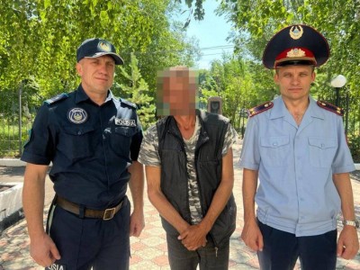 
                    Полицейские отговорили от суицида мужчину и сняли его с водонапорной башни в СКО
                