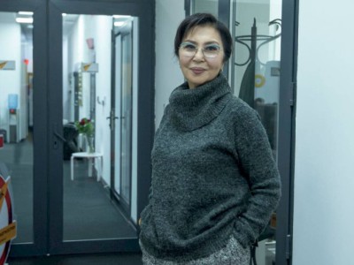 
                    Исполнительницу роли Алии Молдагуловой наградили французским орденом
                
