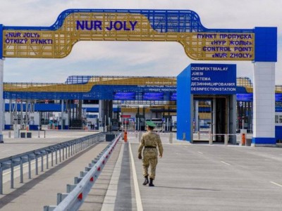 
                    Комитет госдоходов прокомментировал скопление фур на границе с Китаем
                