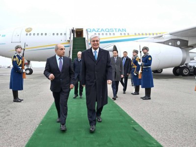 
                    Токаев прибыл в Баку
                