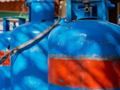 
                    Пять газовых баллонов вынесли в безопасное место при пожаре в магазине огнеборцы Шымкента
                