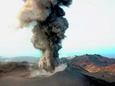 
                    Четырехкилометровый столб пепла изверг вулкан на Курилах
                