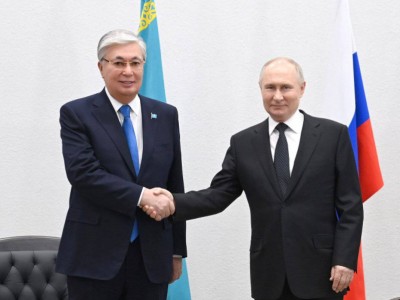
                    Токаев провел встречу с Путиным
                