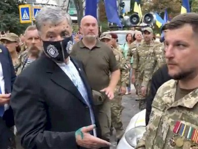 
                    Экс-президента Украины Петра Порошенко в Киеве облили зеленкой
                