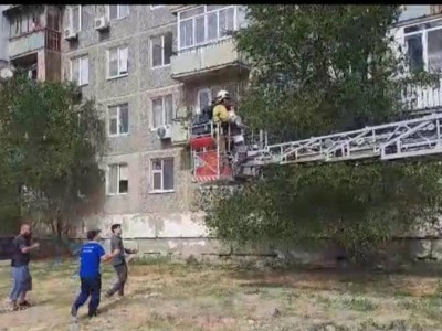 
                    Троих взрослых и трех младенцев спасли пожарные в Атырау
                