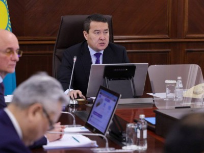 
                    Алихан Смаилов поручил облегчить прохождение грузов по территории страны
                