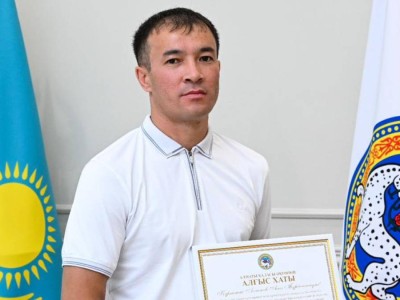 
                    В акимате Алматы наградили жителя города, спасшего людей от пожара
                