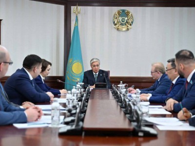 
                    Токаев провел консультации с лидерами парламентских фракций
                