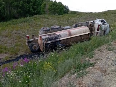 
                    Грузовик с кислотой перевернулся в Курчумском районе ВКО
                