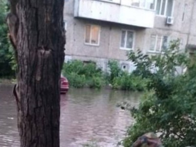 
                    Из-за сильных дождей подтопило улицы и дворы в Павлодаре
                
