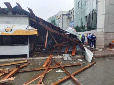 
                    Ветер сорвал крышу торгового дома в Павлодаре
                
