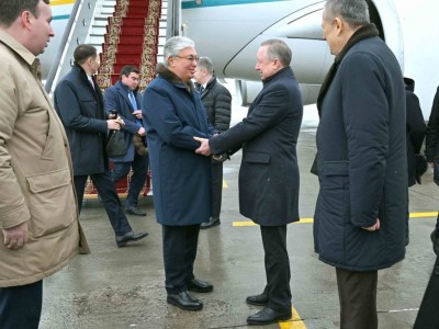 
                    Токаев прибыл в Санкт-Петербург
                