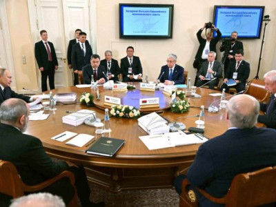 
                    Токаев принял участие в заседании Высшего Евразийского экономического совета в узком составе
                