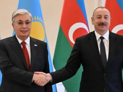 
                    Токаев поздравил Алиева с днем рождения
                