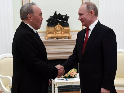 
                    Путин и Назарбаев провели частную встречу в Москве
                