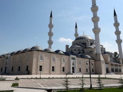 
                    В Кыргызстане вновь отменили айт-намаз на площадях
                