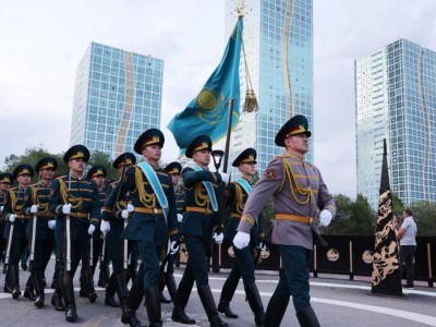 
                    В Астане гвардейцы прошли торжественным шествием в честь Дня государственных символов
                