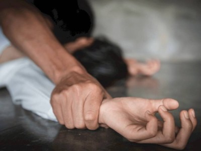 
                    Трое мужчин изнасиловали 21-летнюю девушку в киноруме Алматы
                