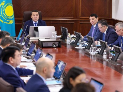 
                    Слухи об остановке всех НПЗ прокомментировал Алихан Смаилов
                