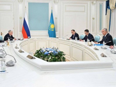 
                    Токаев и Путин провели переговоры в узком составе
                