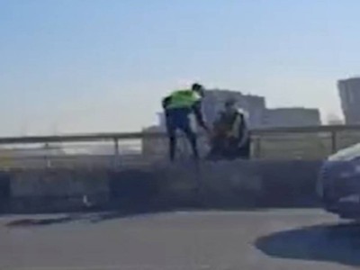 
                    В Астане полицейские спасли мужчину от прыжка с моста
                