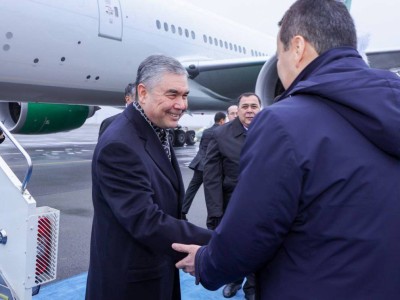 
                    Лидер Туркменистана прибыл в Астану
                