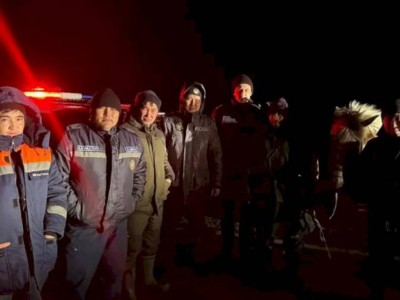 
                    Актюбинские спасатели помогли вернуться домой заблудившимся в степи пастухам
                
