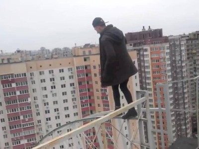 
                    Атырауские полицейские спасли пьяного мужчину от прыжка с четвертого этажа
                