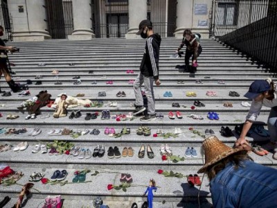 
                    В Канаде на территории бывшего интерната нашли останки более 200 детей
                