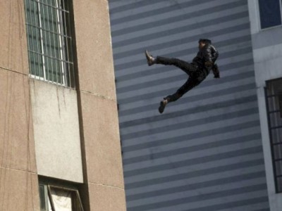 
                    В России мужчина упал с 19-го этажа и выжил
                