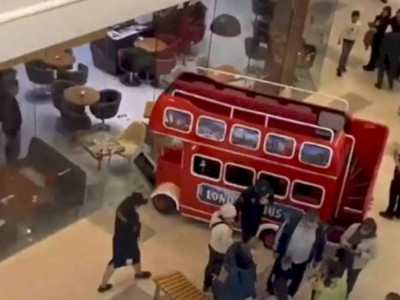 
                    Дети угнали автобус и снесли стеклянную витрину в одном из алматинских ТРЦ
                