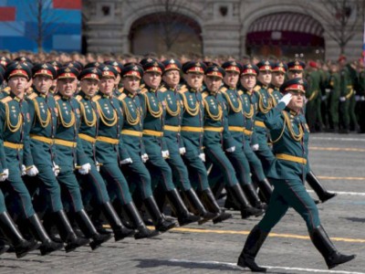 
                    На Красной площади в Москве проходит Парад Победы
                
