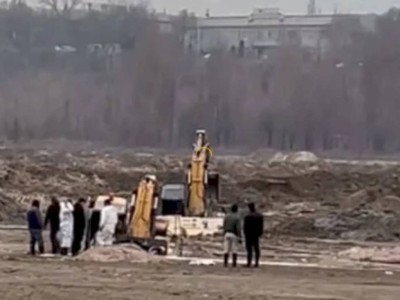 
                    Экскаваторы застряли на озере Сайран в Алматы
                