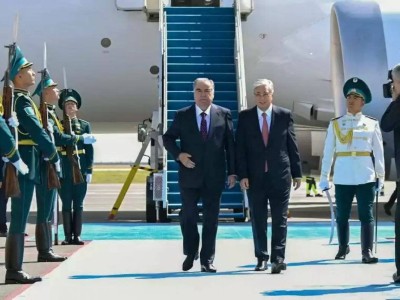 
                    Президент Таджикистана прибыл в Астану
                