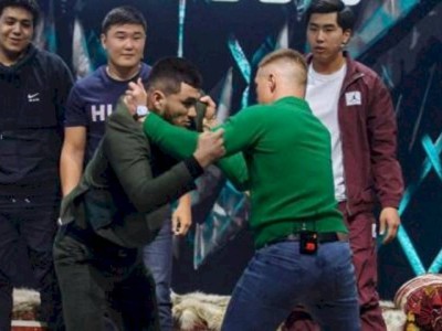 
                    Таджикистанский боец ММА оскорбил и накинулся с кулаками на «Казахского короля»
                