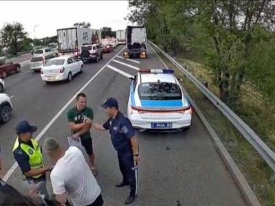 
                    Дальнобойщик из Беларуси выразил благодарность полицейским Алматы
                