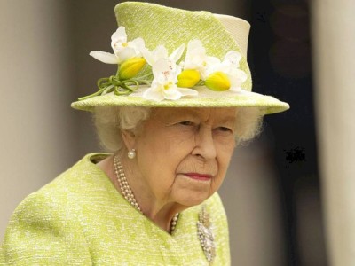 
                    Елизавета II провела первую официальную церемонию после смерти принца Филиппа
                
